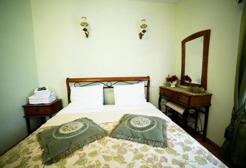 غرفة قياسية ثلاثية, Dworek Ojca Mateusza