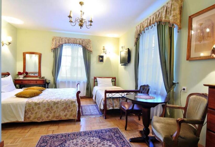 غرفة قياسية ثلاثية, Dworek Ojca Mateusza