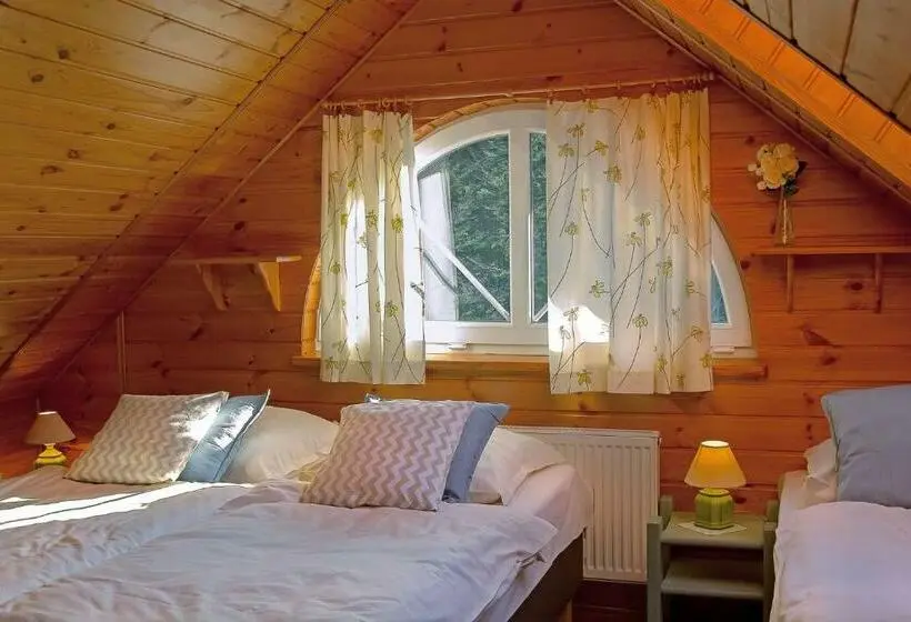 Standard Kolmen Hengen Huone, Gronik