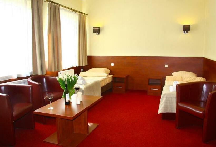 اتاق استاندارد سه نفره, Ik Amber