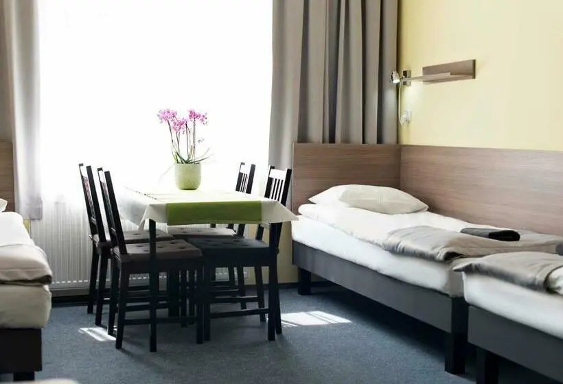 Standard Neljän Hengen Huone, Hostel Azymut