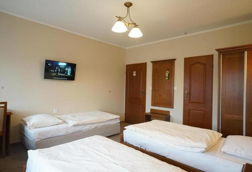 חדר סטנדרט לשלושה, Alexandra