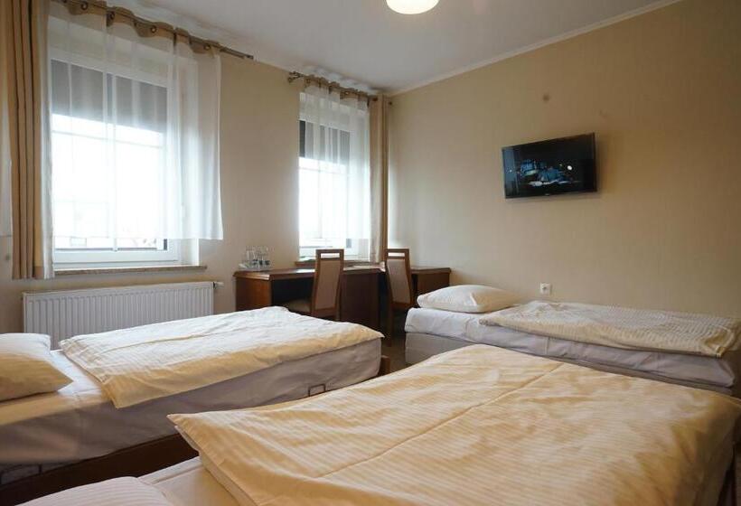 חדר סטנדרט לשלושה, Alexandra