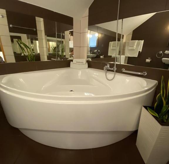 اتاق لوکس, Marand