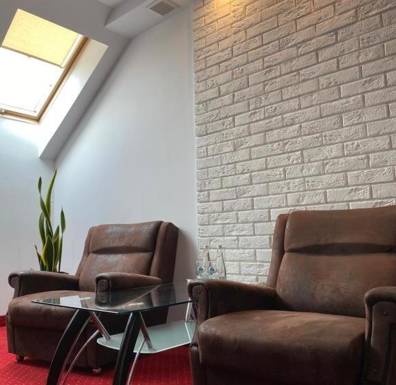 اتاق لوکس, Marand