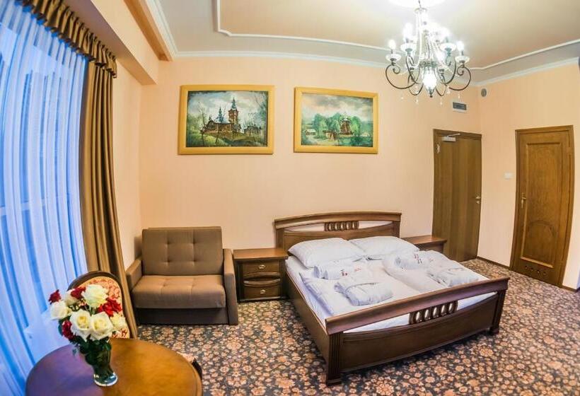 اتاق لوکس سه تخته, Victoria Cechini