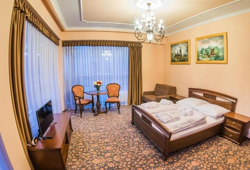 اتاق لوکس سه تخته, Victoria Cechini