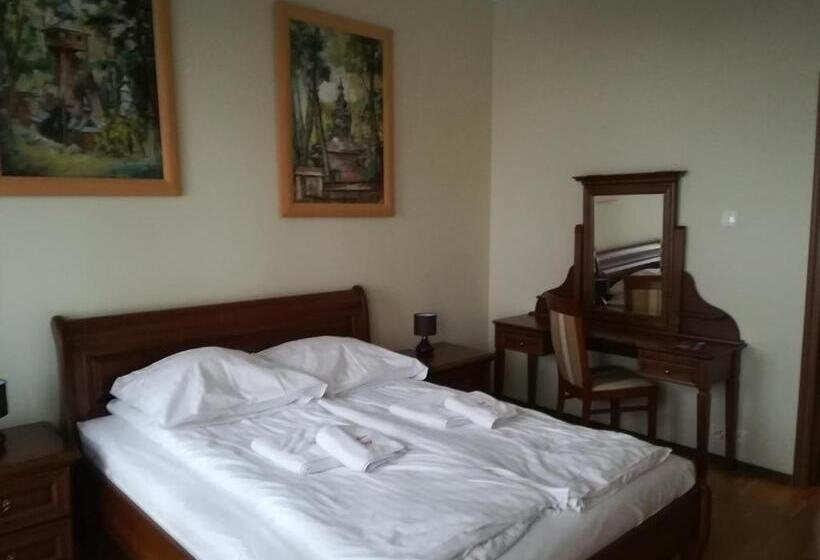 استودیو استاندارد با بالکن, Victoria Cechini