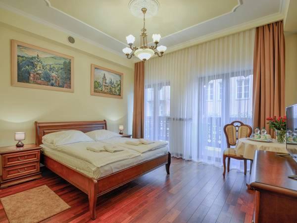 استودیوی استاندارد, Victoria Cechini