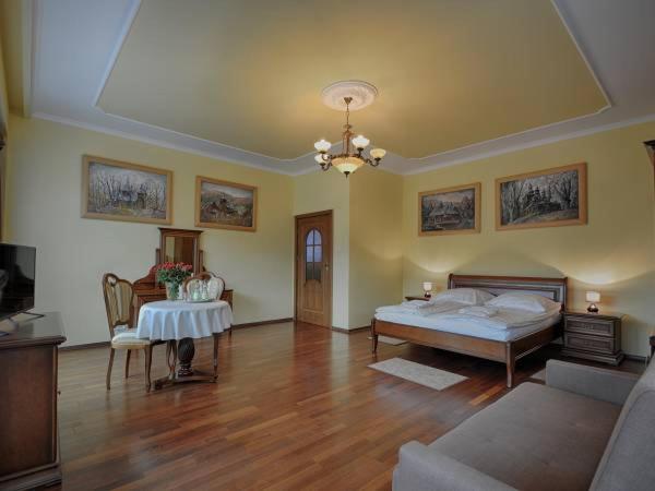 استودیوی استاندارد, Victoria Cechini