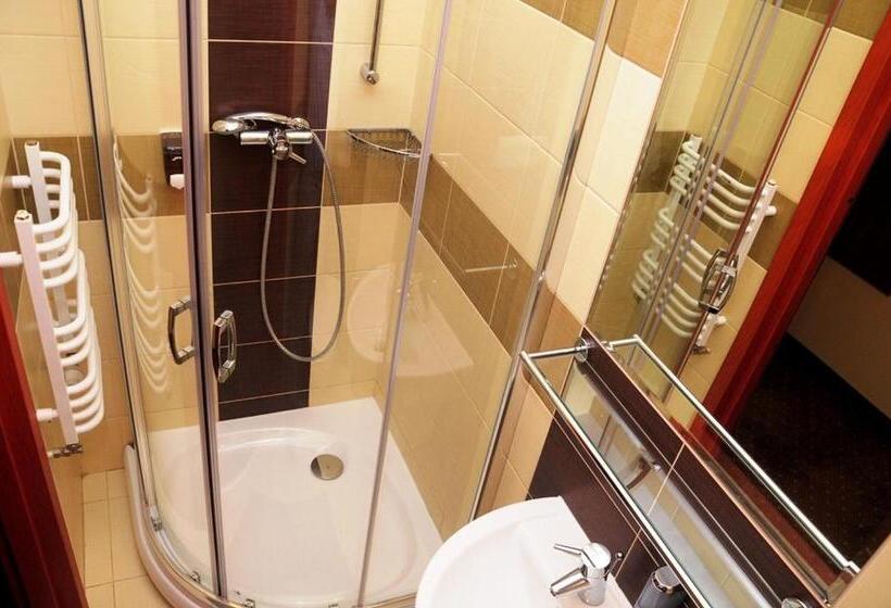 חדר סטנדרט לשלושה, Wityng