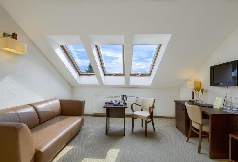 استودیو خانوادگی, 4 Pory Roku & Spa