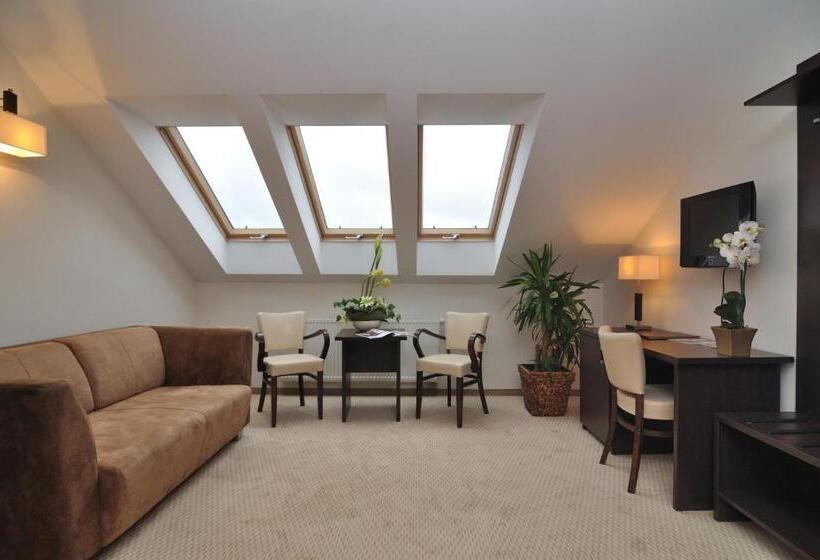 استودیو خانوادگی, 4 Pory Roku & Spa