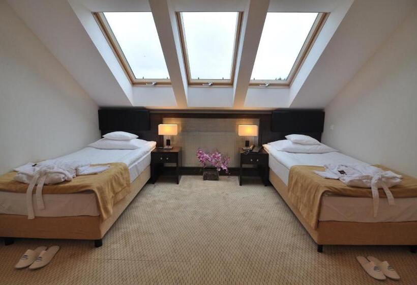 استودیو خانوادگی, 4 Pory Roku & Spa