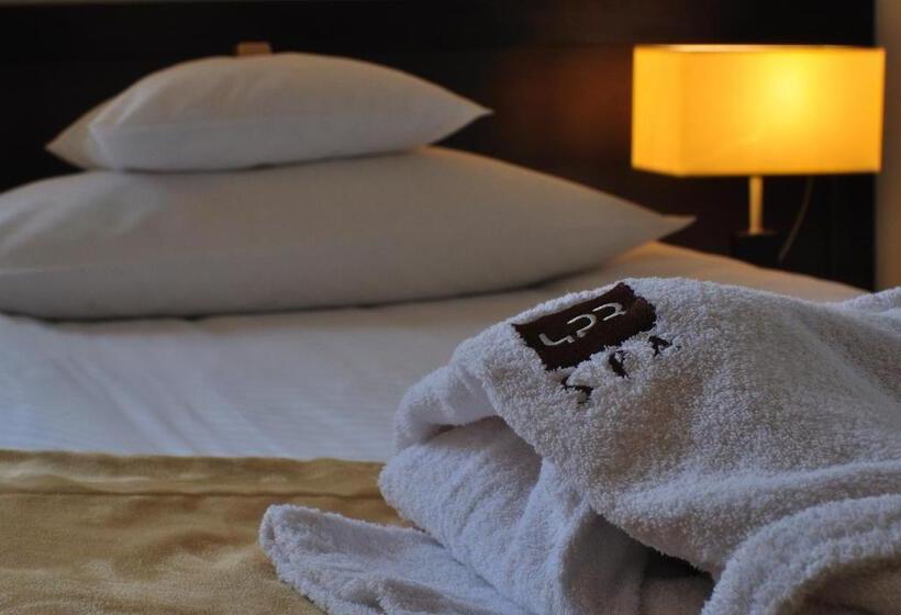 استودیو خانوادگی, 4 Pory Roku & Spa