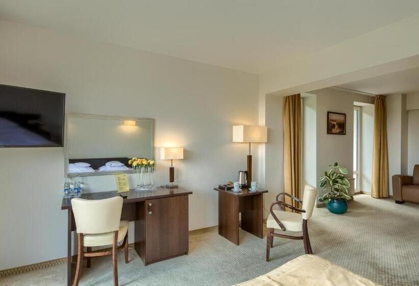 اتاق لوکس, 4 Pory Roku & Spa