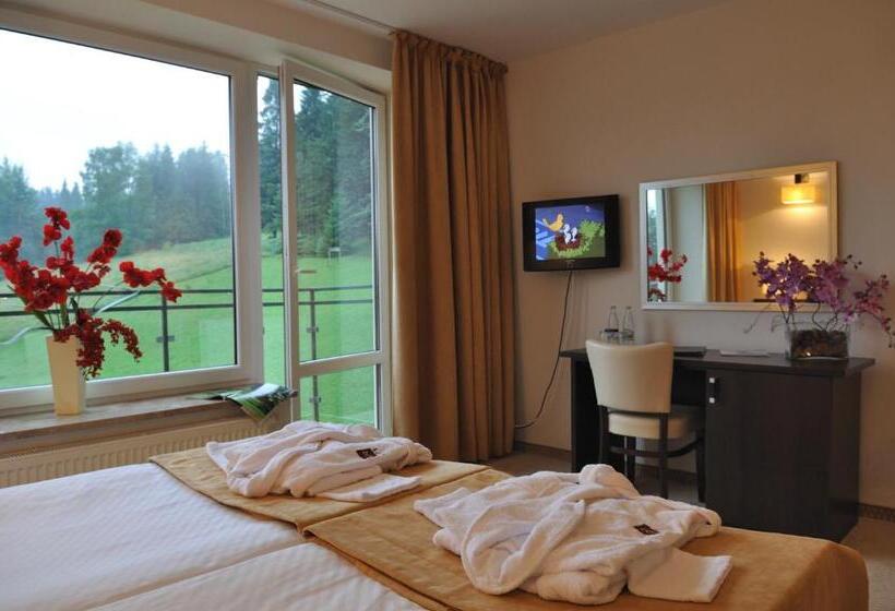 اتاق لوکس, 4 Pory Roku & Spa