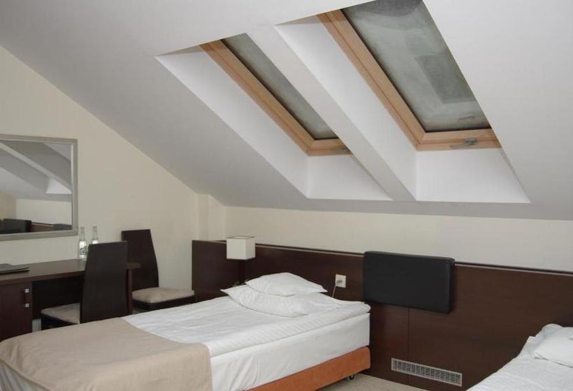 Habitaci�n Est�ndar Abuhardillada, 4 Pory Roku & Spa