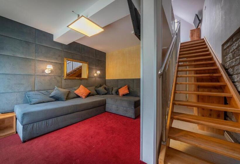 اتاق خانوادگی, Willa Magnat