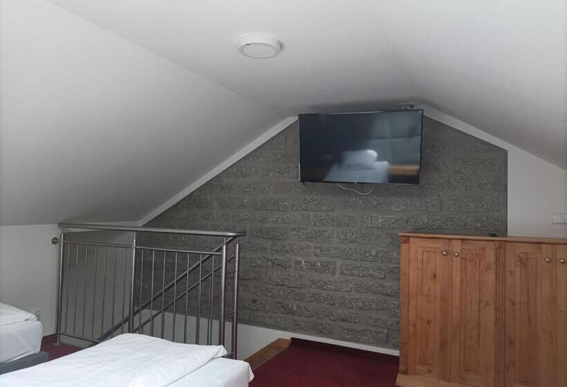 اتاق خانوادگی, Willa Magnat