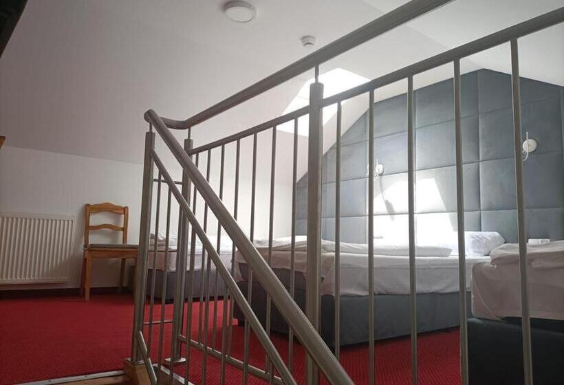 اتاق خانوادگی, Willa Magnat