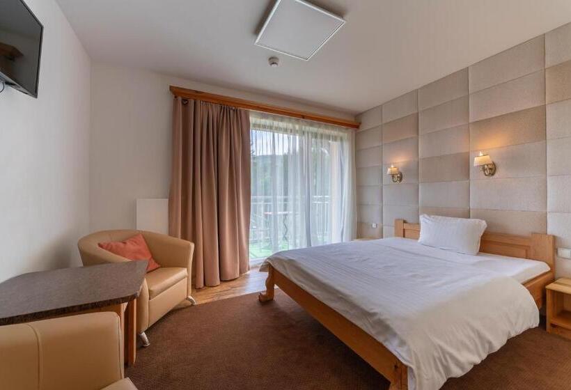 اتاق لوکس یک تخته, Willa Magnat