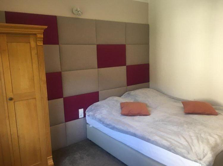 اتاق عادی یک تخته, Willa Magnat