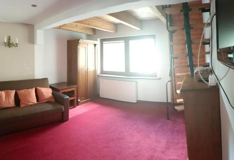 اتاق اکونومی, Willa Magnat