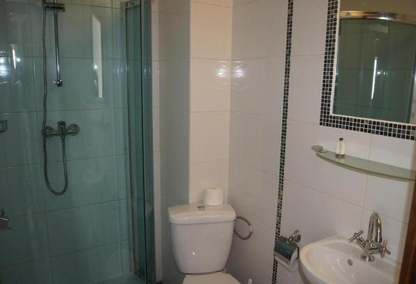 اتاق استاندارد سه نفره, Uslugi Hotelowe A1