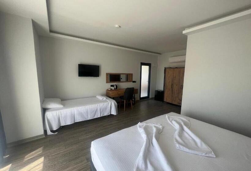 庭の見えるスタンダードトリプルルーム, Tolstoy Un Bisikleti Otel