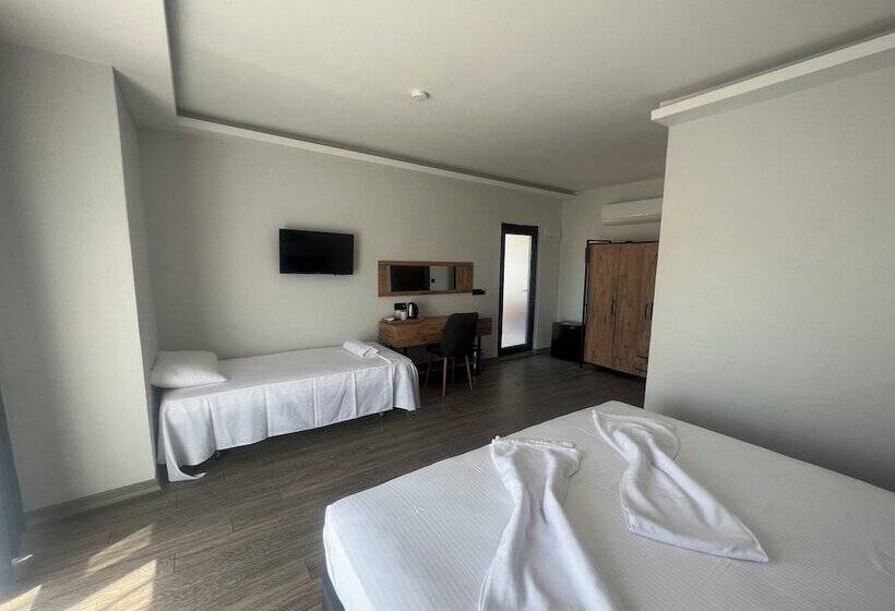 庭の見えるスタンダードトリプルルーム, Tolstoy Un Bisikleti Otel