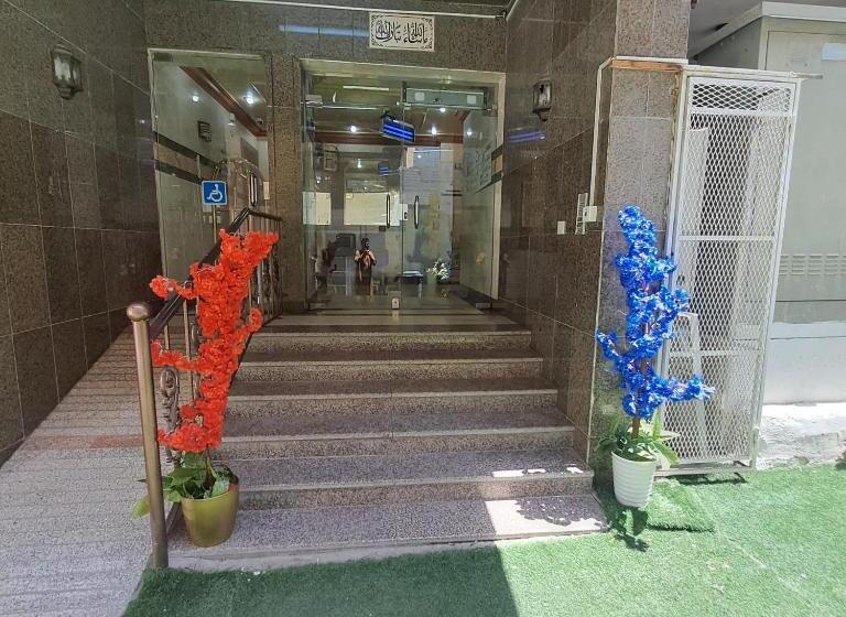 חדר סטנדרט לארבעה, فندق المقام الراقي للشقق والغرف المفروشة