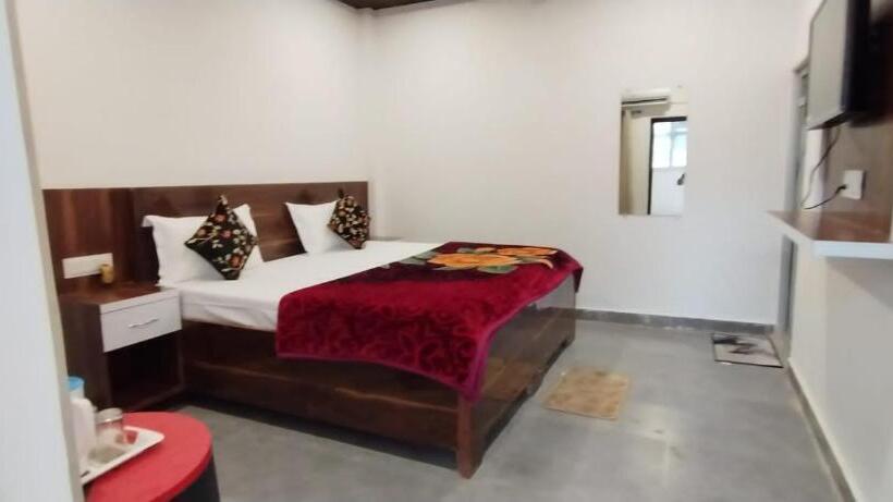 Camera Deluxe, The Nirmala Palace