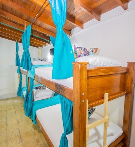 اتاق خانوادگی, Spring Hostel