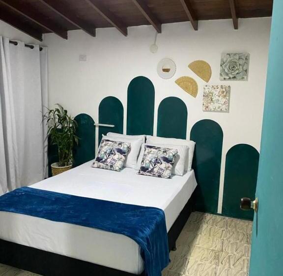 اتاق استاندارد با سرویس بهداشتی مشترک, Spring Hostel