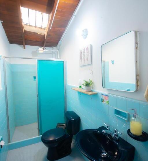 اتاق استاندارد با سرویس بهداشتی مشترک, Spring Hostel