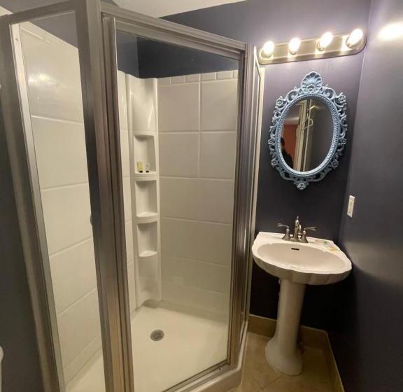 غرفة أساسية, Debary Inn