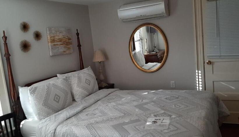 غرفة أساسية, Debary Inn