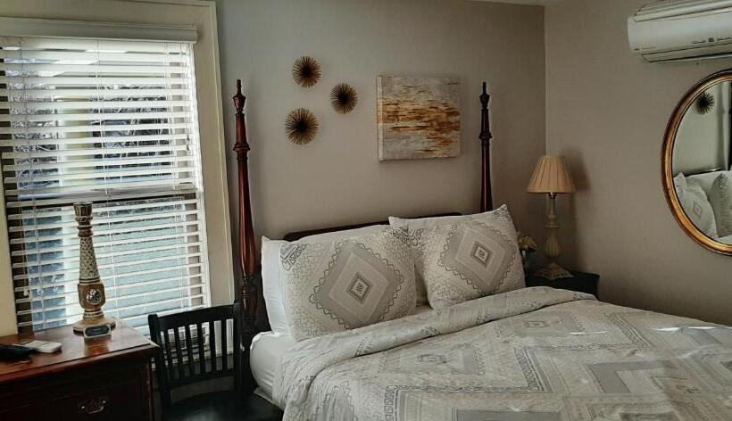 غرفة أساسية, Debary Inn