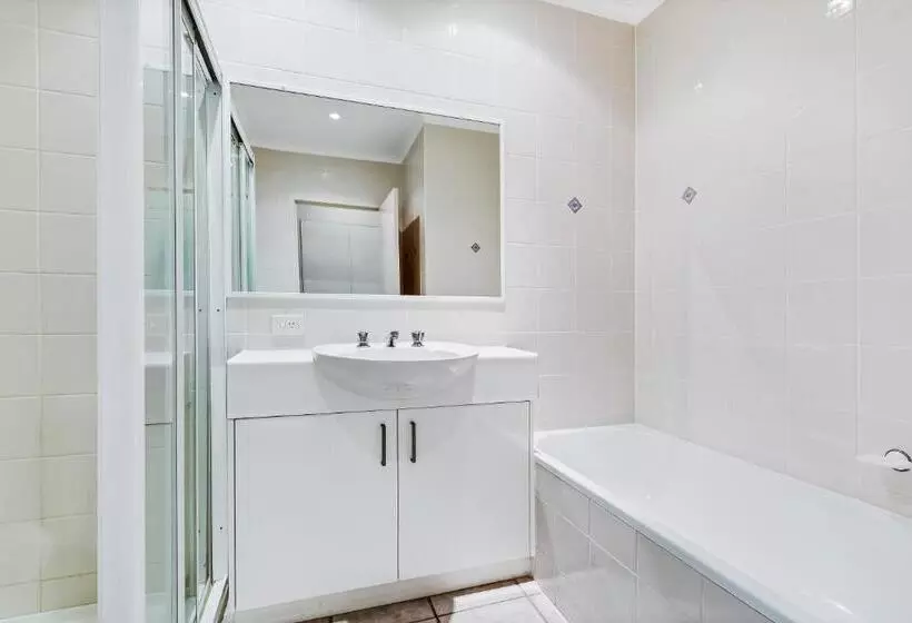 2 Bedroom Apartment with Views, Culgoa Point Beach Resort
