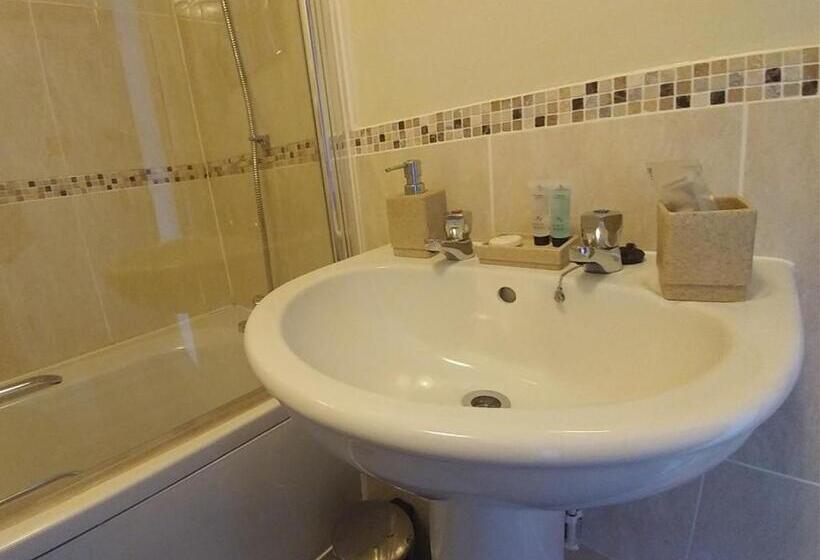 庭の見えるスタンダードトリプルルーム, The Engine Inn