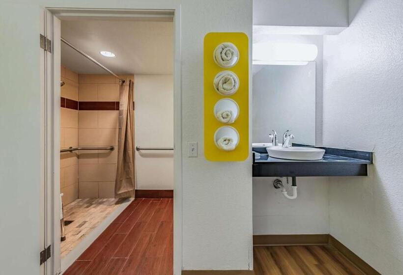 キングサイズベッドのスタンダードルーム, Days Inn By Wyndham Cincinnati I 71