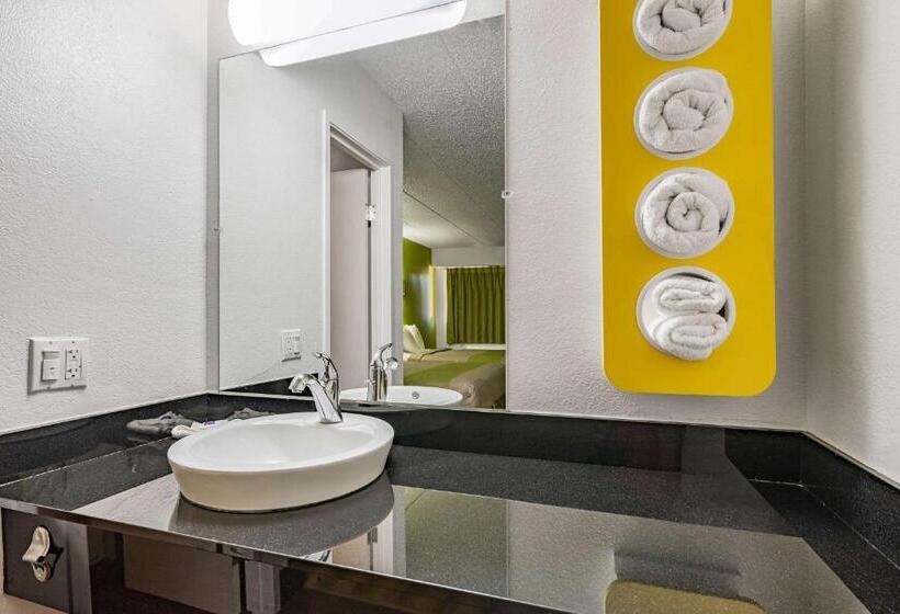 身障者適用キングサイズベッドルーム, Days Inn By Wyndham Cincinnati I 71