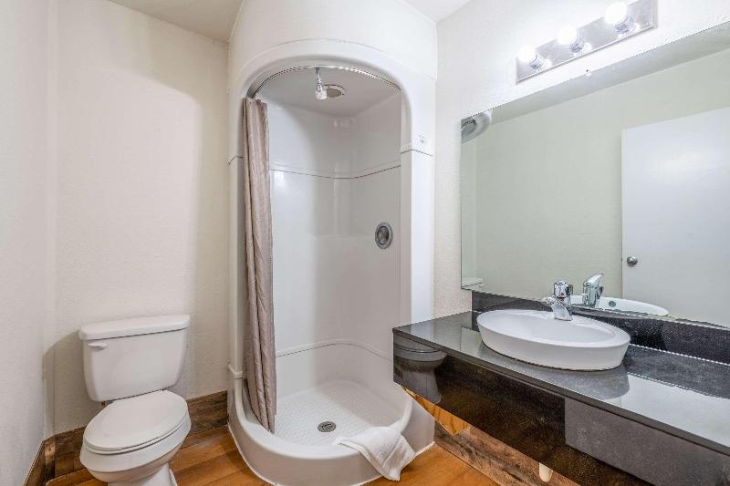 غرفة قياسية سرير كينج, Rodeway Inn