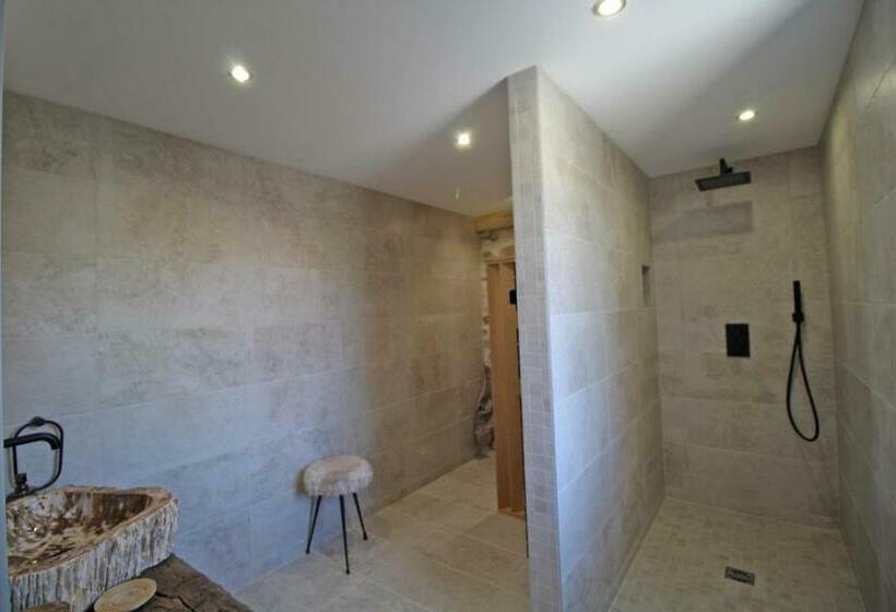 חדר דלוקס, Kernad