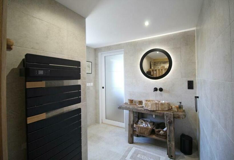 חדר דלוקס, Kernad