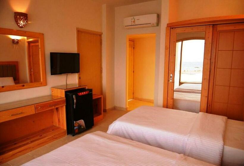 اتاق استاندارد سه نفره, Zain Dive Inn