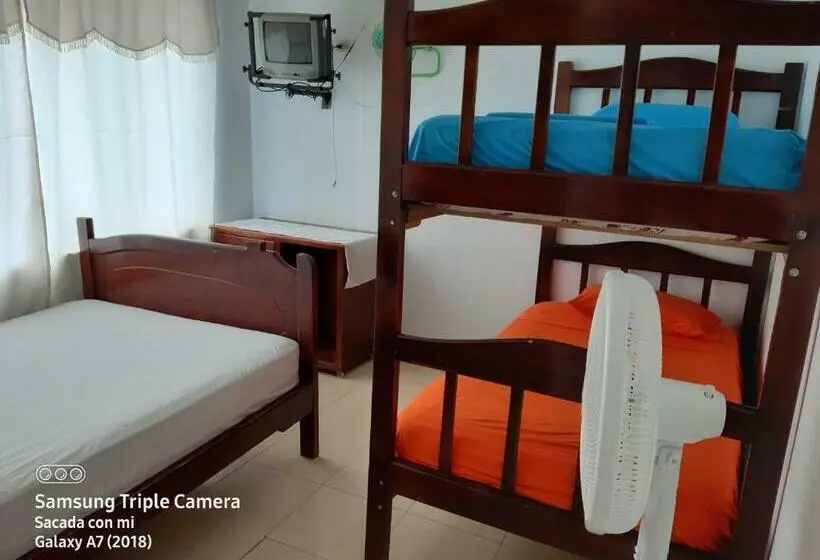 Standaard Vierpersoonskamer, Hostal Samary
