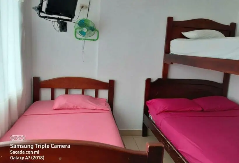 Standaard Vierpersoonskamer, Hostal Samary