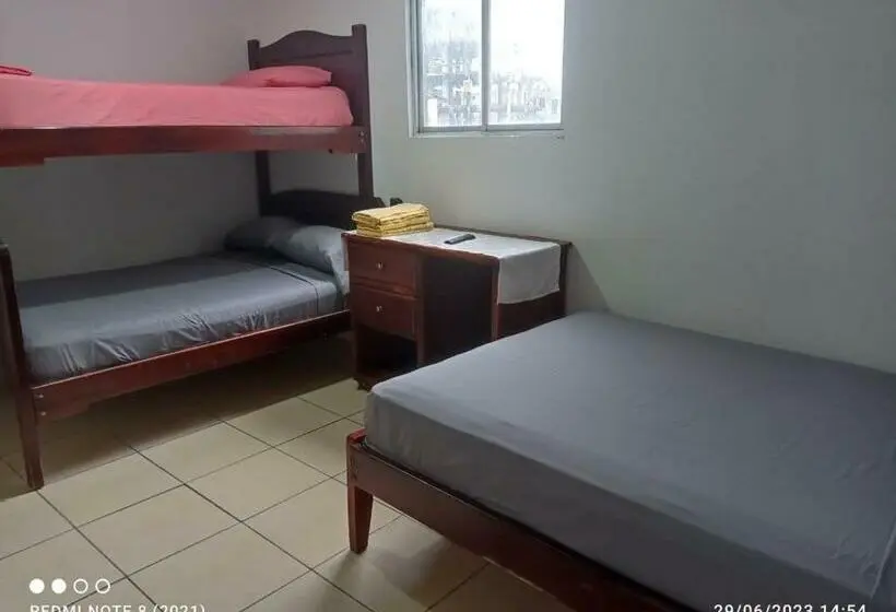 Standaard Vierpersoonskamer, Hostal Samary